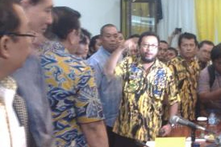 ketua Angkatan Muda Partai Golkar Yoris Raweyai (tengah) saat menduduki ruang rapat pleno Partai Golkar, di DPP Partai Golkar, Slipi, Jakarta Barat, Senin (24/11/2014)