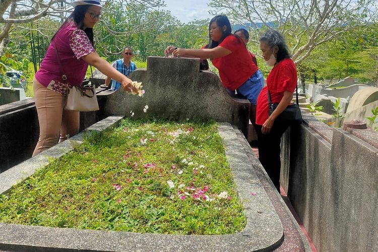 Keluarga Tionghoa, Puji Astuti hingga cucunya, ziarah ke pekuburan China di Pedukuhan Tegallembut, Kalurahan Giripeni, Kabupaten Kulon Progo, Daerah Istimewa Yogyakarta, pada hari pertama Tahun Baru Imlek.