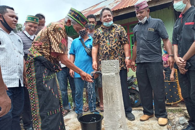 Bupati Manggarai Timur, Agas Andreas didampingi Ketua DPRD Manggarai Timur, Heremias Dupa meresmikan pemakaian air minum bersih di Kampung Mesi, Desa Rana Mbata, Kecamatan Kota Komba Utara, Manggarai Timur, NTT, Sabtu, (20/3/2021). layanan air minum itu dengan sistem pompa hidram. (KOMPAS.com/MARKUS MAKUR)