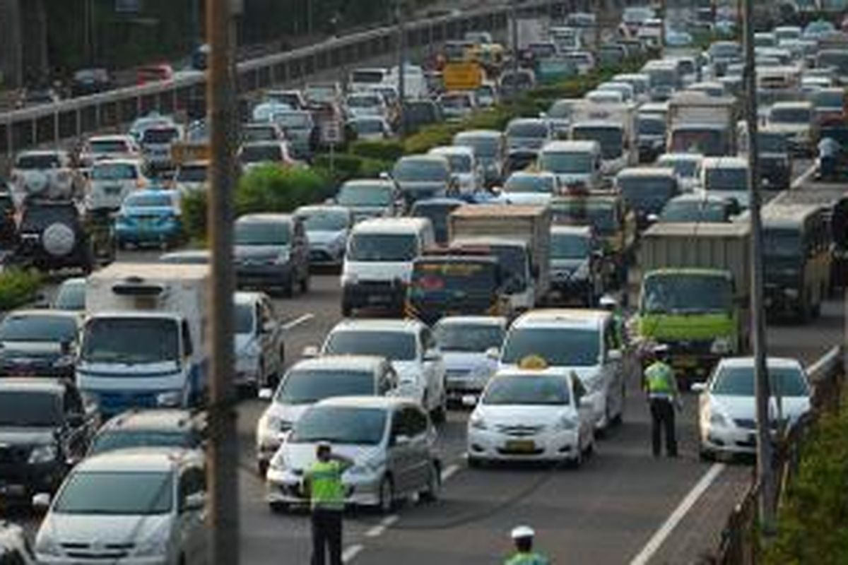 Ilustrasi Jalan Tol: Pertumbuhan Penduduk Picu Konsumsi Energi - Kemacetan pada jam pulang kerja di jalan tol dalam kota Jakarta, Senin (3/3), merupakan salah satu efek tumbuhnya kelas menengah di Indonesia. Bonus demografi yang ditandai pertumbuhan kelas menengah yang mencapai 60 persen jumlah penduduk Indonesia ini menjadi pemicu naiknya konsumsi energi.

Kompas/Iwan Setiyawan (SET)
03-03-2014