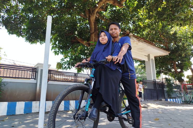 Cuma Punya Satu Sepeda, Pasutri ASN di Banyuwangi Ini Pilih Berboncengan Saat Berangkat Kerja