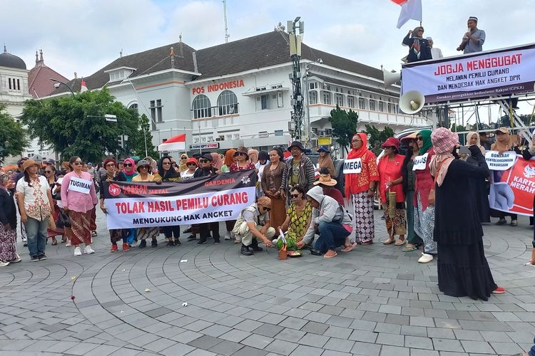 sekelompok massa demo di Titik Nol Kota Yogyakarta dukung Hak Angket, Jumat (1/3/2024)