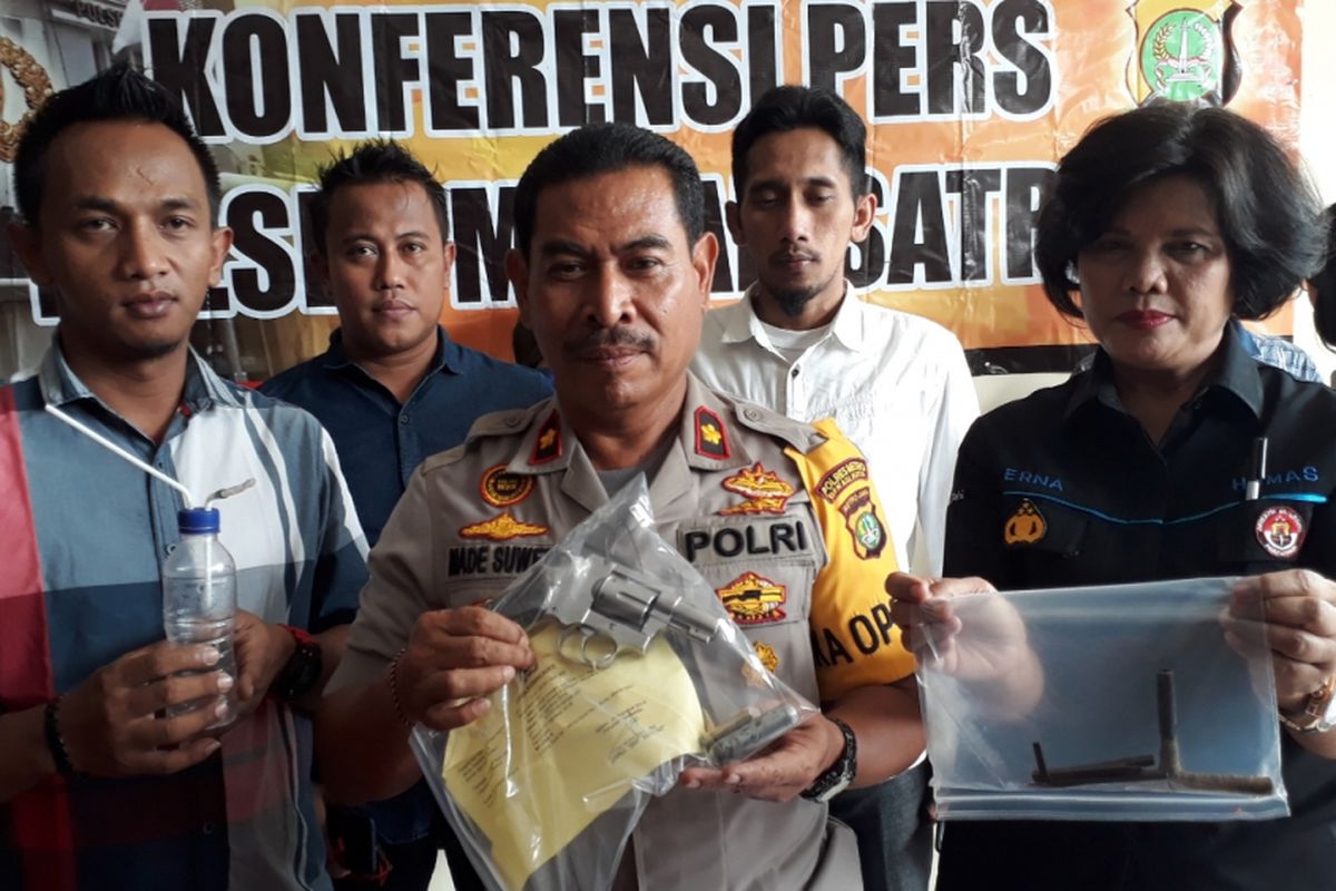 Kapolsek Medan Satria I Made Suweta menunjukan barang bukti pencurian sepeda motor di Bekasi, Selasa (7/8/2018).