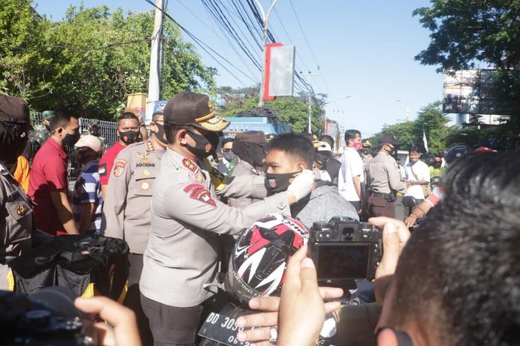 Kapolda Sulsel, Irjen Pol Merdisyam memimpin giat pelaksanan Operasi Yustisi penggunaan masker kepada pengendara motor di Makassar, Kamis (10/9/2020).