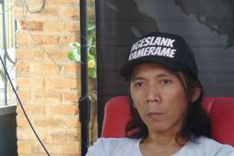 Pemain drum Slank, Bimbim, diabadikan di Markas Slank, Jalan Potlot III, Duren Tiga, Jakarta Selatan, Selasa (10/5/2016).