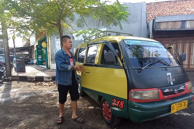 Abi Mastan sedang memikirkan angkotnya sembari menunggu penumpang di pangkalan angkot pasar kembang Kabupaten Purworejo Jawa Tengah 