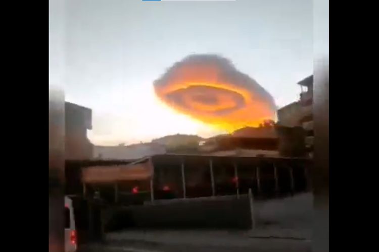 Tangkapan layar dari video penampakan awan lentikular di Turkiye yang mirip UFO pada Januari 2023.