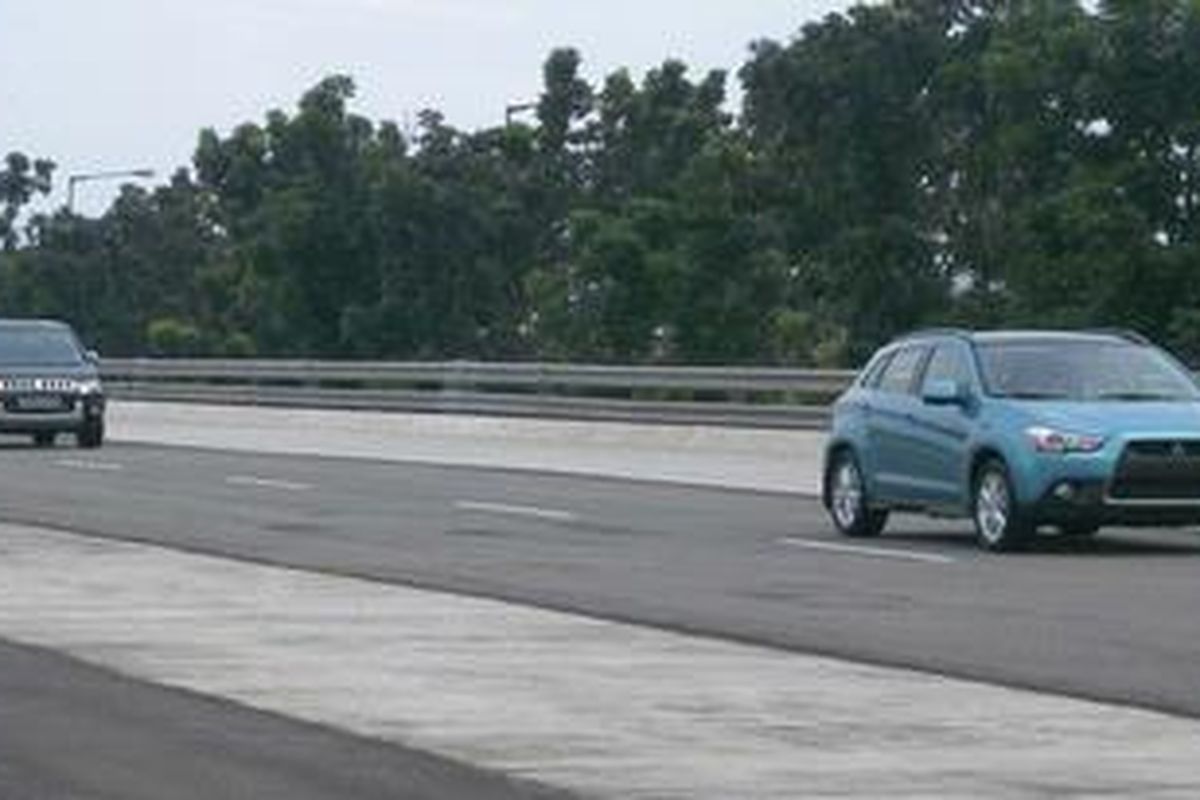 ASX Outlander di depan dan Delica D5 di belakang