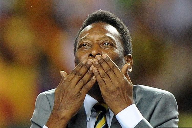 File foto ini diambil pada 8 Februari 2012, legenda Brasil Pele saat sebelum pertandingan sepak bola semifinal Piala Afrika (CAN 2012) Mali vs Pantai Gading di Stade de l'Amitie di Libreville. - Legenda Brasil Pele meninggal dunia pada 29 Desember 2022 pada usia 82 tahun, setelah berjuang melawan masalah ginjal dan kanker usus besar .