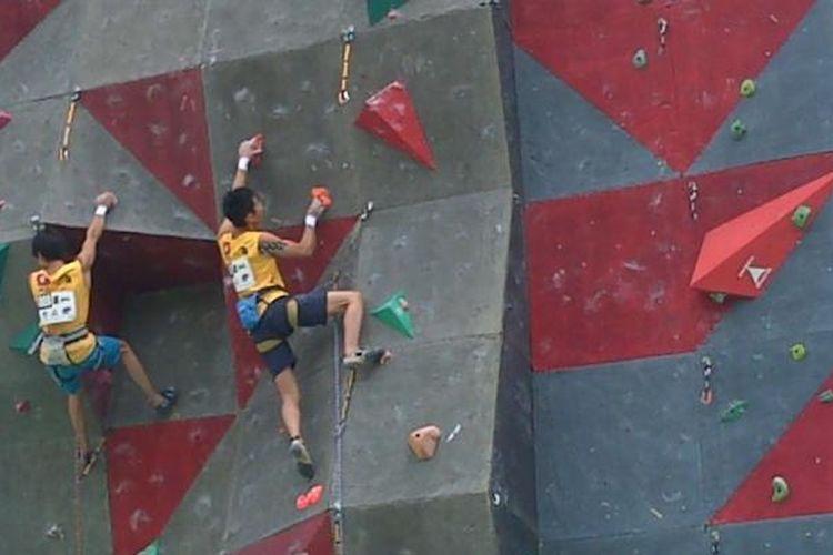 Dua atlet panjat tebing tengah bertanding di ajang kejuaraan Asian Sport Climbing Championship 2014 yang diselenggarakan di Gelanggang Pemuda, Mataram, Nusa Tenggara Barat (NTB) 1-3 Oktober. 
