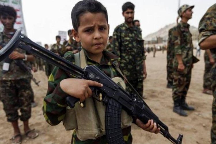 Seorang tentara anak di Yaman.