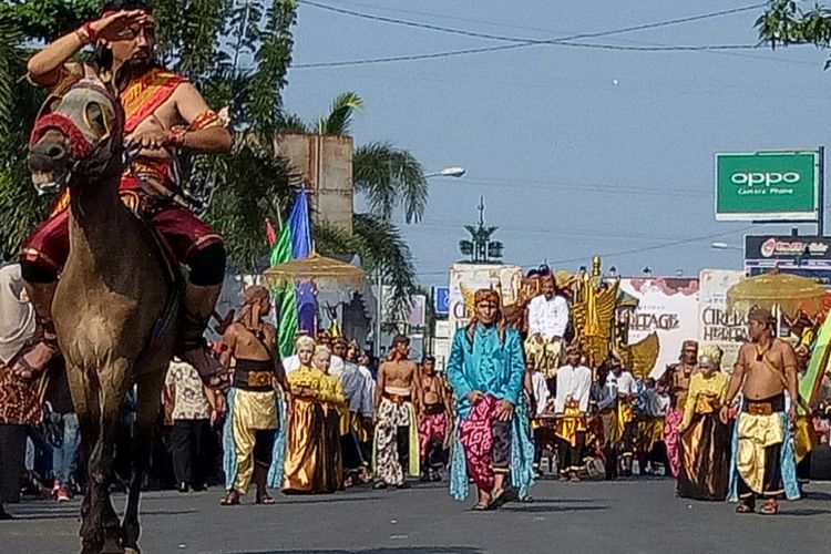 Kirab kereta Paksi Ngaliman, yang dinaiki Bupati Cirebon, Sunjaya Purwadisastra, dalam Caruban Festival, Minggu (14/5/2017).