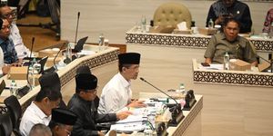 Menteri Transmigrasi (Mentrans) M Iftitah Sulaiman Suryanagara dalam rapat kerja bersama Komisi V DPR RI membahas Laporan Keuangan Pemerintah Pusat APBN Tahun Anggaran 2025 di Senayan, Jakarta, Kamis (20/8/2026).