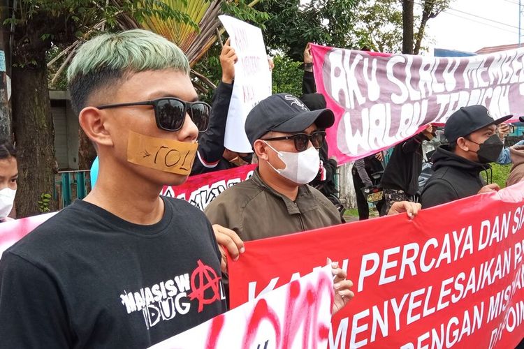 Massa saat menggelar Aksi Damai dan Diam di Kanwil Kemenkumham DIY Rabu (24/11/2021)