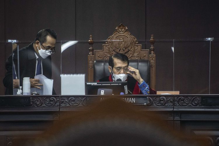 Ketua Majelis Hakim Mahkamah Konstitusi (MK) Anwar Usman (kanan) memimpin sidang putusan pengujian materiil Undang-Undang Nomor 7 Tahun 2017 tentang Pemilihan Umum terhadap UUD 1945 dengan pemohon Komisioner Komisi Pemilihan Umum (KPU) Evi Novida Ginting Manik dan Arief Budiman di Gedung MK, Jakarta, Selasa (29/3/2022). Majelis Hakim Mahkamah Konstitusi menyatakan mengabulkan permohonan para pemohon sebagian.