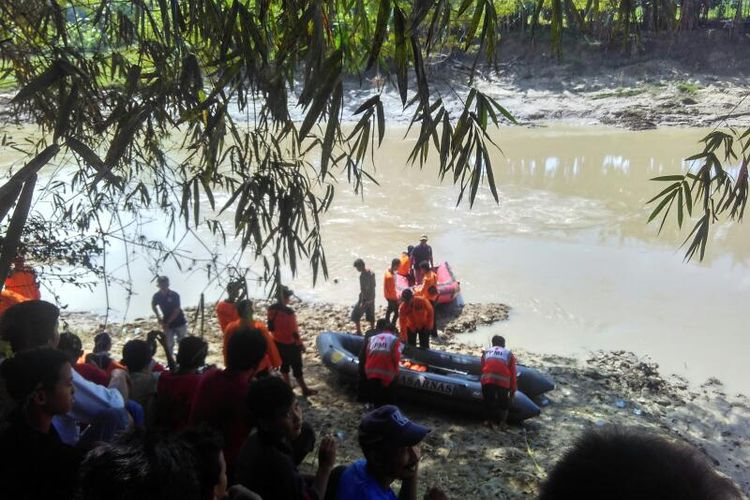 Tim SAR gabungan saat melakukan upaya pencarian korban bocah tenggelam di Sungai Lusi,  Grobogan  