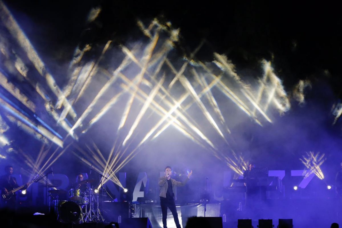 Shane Filan saat tampil di Prambanan Jazz Festival 2017 di kompleks Candi Prambanan, Yogyakarta, Jumat (18/8/2017). Pada hari pertama, konsep 90s Moment bakal dimeriahkan artis dan musisi yang populer dan hits pada tahun 90-an dan Prambanan Jazz Festival ini akan berlangsung selama tiga hari dari 18 sampai 20 Agustus 2017 di Candi Prambanan, Yogyakarta.