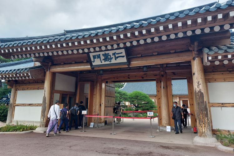 Tempat tinggal Presiden Korea Selatan dan keluarga, Cheongwadae atau juga dikenal dengan sebutan Blue House