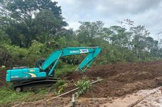 Bersihkan Longsor yang Tutup Rel di Banyumas, KAI Terjunkan Alat Berat