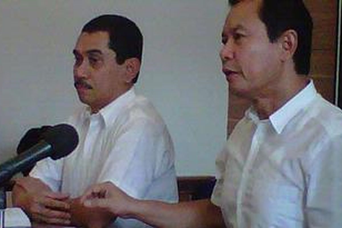 Kepala Badan Reserse Kriminal Polri, Komisaris Jenderal Sutarman (kanan), Kepala Divisi Humas Polri, Brigadir Jenderal Suhardi Alius saat jumpa pers di gedung Humas, Mabes Polri, Jakarta Selatan, Sabtu (6/10/2012).