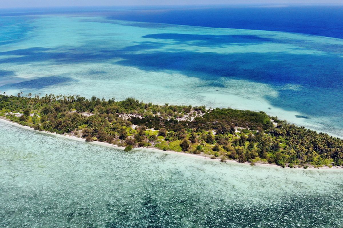 Pemandangan Pulau Tomia dari udara.