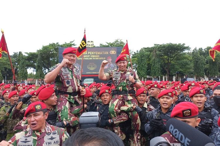 Panglima TNI Laksamana Yudo Margono dan Kapolri Jenderal Listyo Sigit Prabowo mendapat penghargaan khusus dari Komando Pasukan Khusus (Kopassus). Penghargaan itu berupa brevet Kopassus, baret merah, dan pisau komando. Penyematan tersebut dipimpin oleh Danjen Kopassus Mayor Jenderal (TNI) Iwan Setiawan di Lapangan Mako Kopassus, Cijantung, Jakarta Timur, Selasa (27/12/2022). Keduanya kemudian diarak prajurit Kopassus.