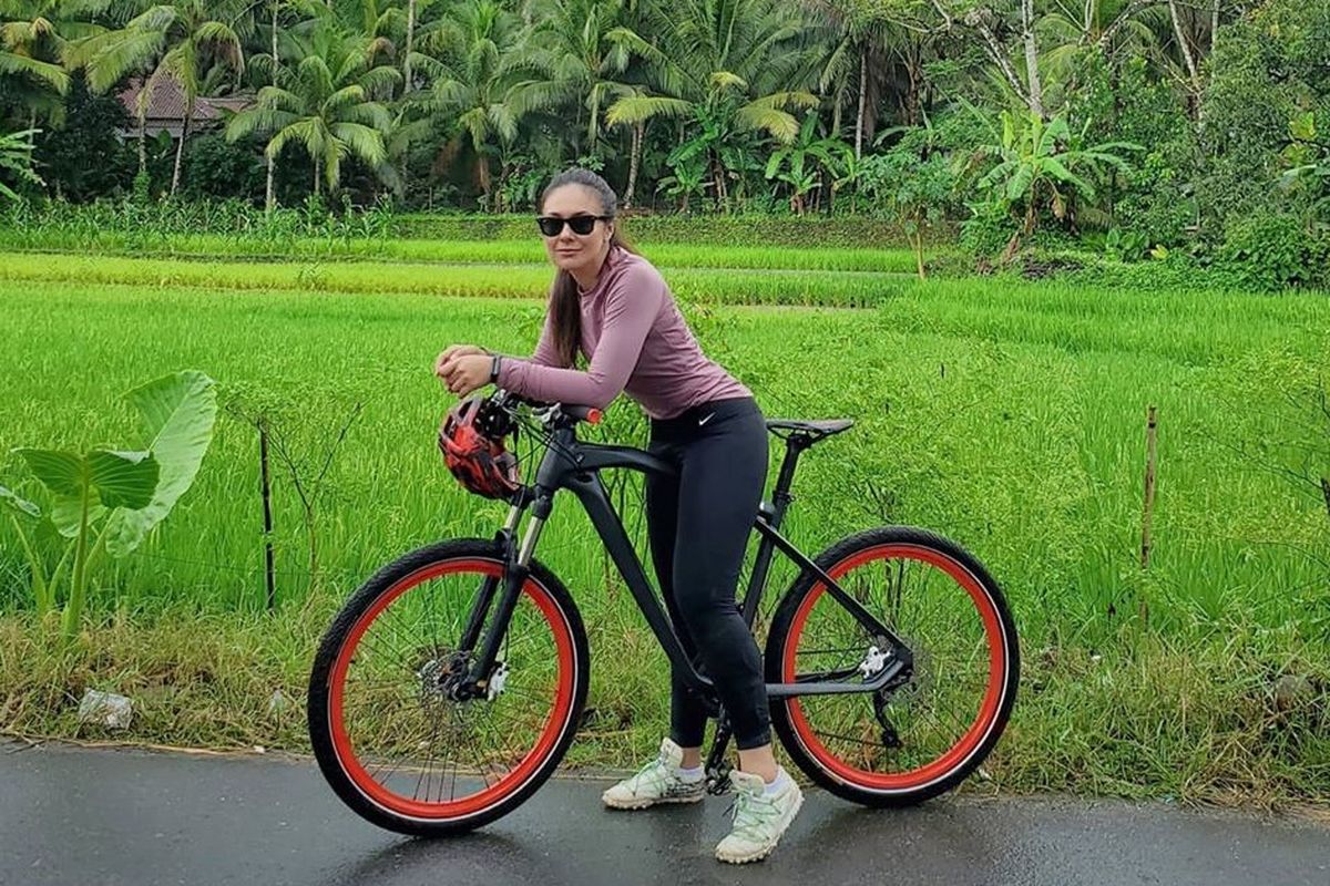 Wulan Guritno kerap mengunggah aktivitas bersepedanya, tak hanya ketika bersepeda di dalam kota tetapi juga di luar kota.