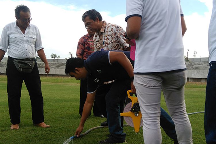 Perwakilan dari PSSI saat melakukan verifikasi, dengan didampingi pihak pengelola Stadion Gelora Joko Samudro.