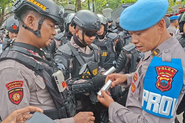 Anggota kepolisian sedang bersiap melakukan pengamanan sidang paripurna hak angket DPRD Kabupaten Pati pada Jumat (31/10/2025). 