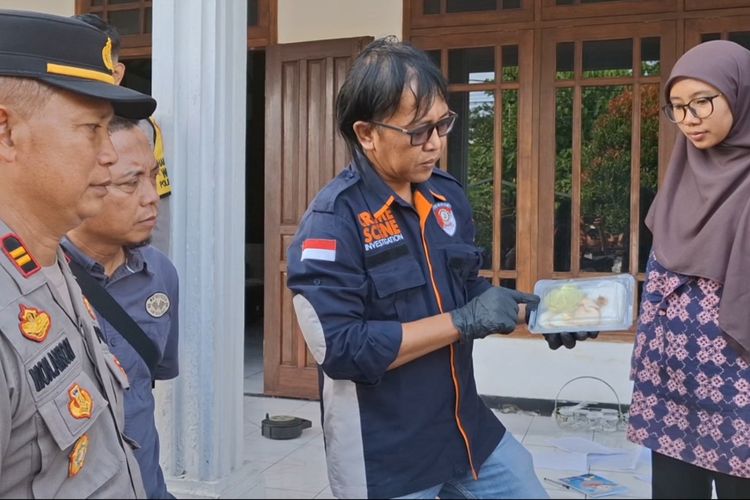 Polisi mengamankan barang bukti berupa sisa makanan yang dibagikan ke warga saat kegiatan posyandu dan diduga keracunan, di Kabupaten Tulungagung Jawa Timur, Kamis (19/06/2025).