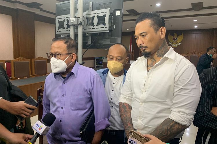 Jerinx SID didampingi kuasa hukumnya, Sugeng Teguh Santoso, menghadiri sidang lanjutan perkara pengancaman terhadap Adam Deni di Pengadilan Negeri (PN) Jakarta Pusat, Senin (14/2/2022). 