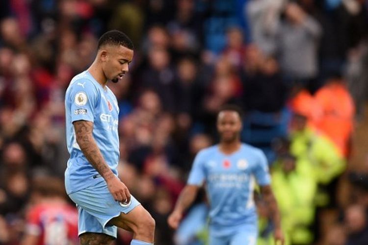 Striker Manchester City, Gabriel Jesus, tertunduk lesu di lapangan. Man City kalah 0-2 dari tamunya, Crystal Palace, pada pertandingan Liga Inggris 2021-2022 pekan ke-10 yang digelar di Stadion Etihad, Manchester, Sabtu (30/10/2021) waktu setempat.