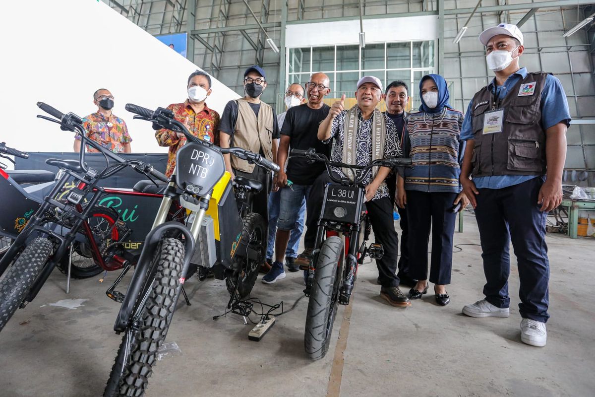 Menteri Koperasi dan Usaha Kecil Menengah (UKM), Teten Masduki saat mengunjungi acara NTB Inovtek Expo 2022, Lombok, NTB, Jumat (18/3). 