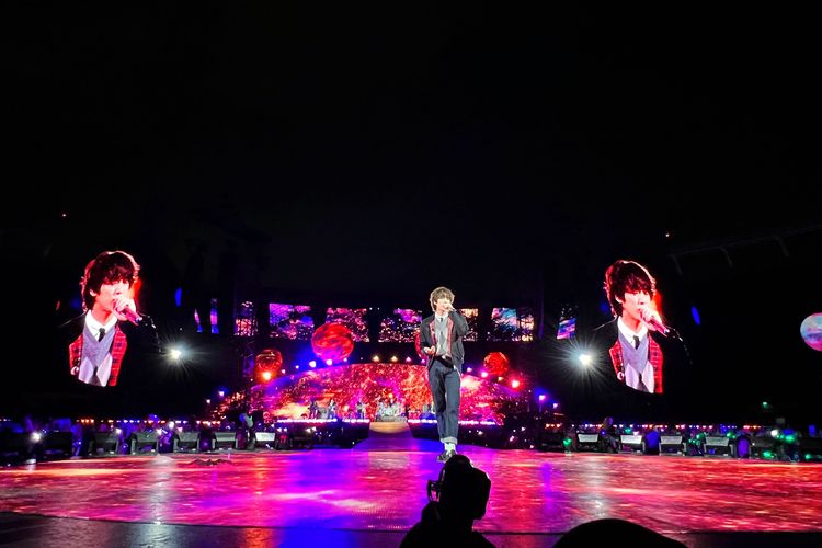 Jin BTS membawakan lagu solonya yang bertajuk The Astronaut di konser Coldplay di Buenos Aires, Argentina, pada 28 Oktober 2022. Jin telah mengajukan surat pencabutan penundaan wajib militer.