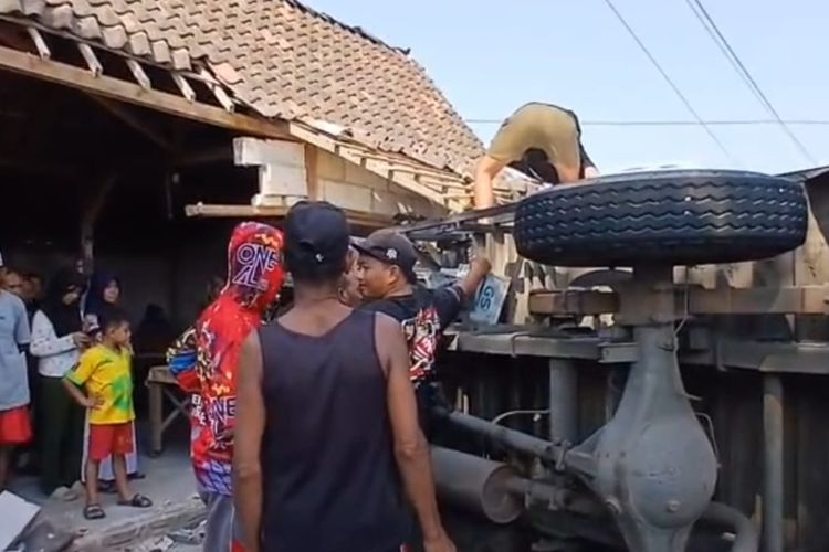 Truk Pengangkut Sembako Dapur MBG Terguling Tabrak Warung Kopi di Ngawi
