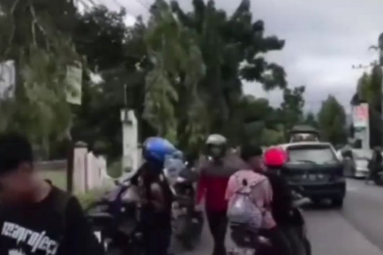 Diburu Massa Hingga ke Kantor Polisi Mobil Pelaku Tabrak Lari Dirusak Massa Depan Kantor Polisi *** Local Caption *** Diburu Massa Hingga ke Kantor Polisi Mobil Pelaku Tabrak Lari Dirusak Massa Depan Kantor Polisi