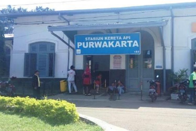 Stasiun kereta api terletak di Jalan Kornel Singawinata No 1 Purwakarta. Stasiun ini dibangun tahun 1902 bersamaan dengan pembangunan jalur baru KA dari Batavia (Jakarta)-Bandung. Jalur baru ini melewati Cikampek-Purwakarta.