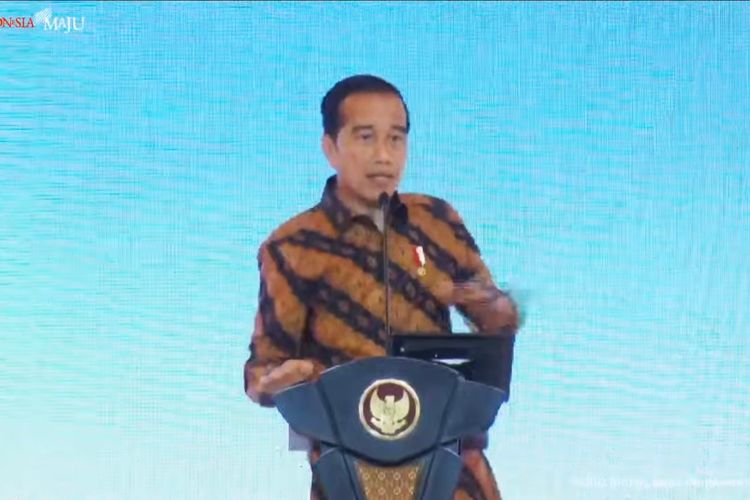 Presiden Joko Widodo saat memberikan sambutan pada Indonesian Economic Outlook 2023 di Ritz Carlton, Jakarta, Rabu (21/12/2022).