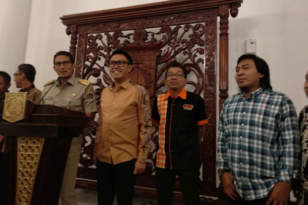 Wakil Gubernur DKI Jakarta Sandiaga Uno bersama para pelawak dari Persatuan Seniman Komedi Indoensia (PASKI) yaitu Eko Patrio, Jarwo Kwat, dan Komeng di Balai Kota DKI Jakarta, Selasa (13/3/2018).