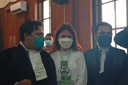 Tangis Haru Stella Monica Divonis Bebas Kasus Pencemaran Nama Baik Klinik Kecantikan di Surabaya