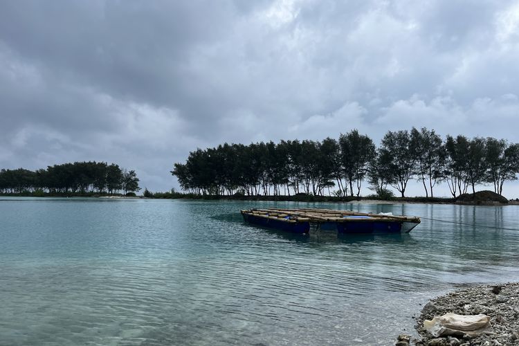 Pemandangan pantai di kawasan Asha Resort, Pulau Payung, Kepulauan Seribu, Senin (27/11/2023).