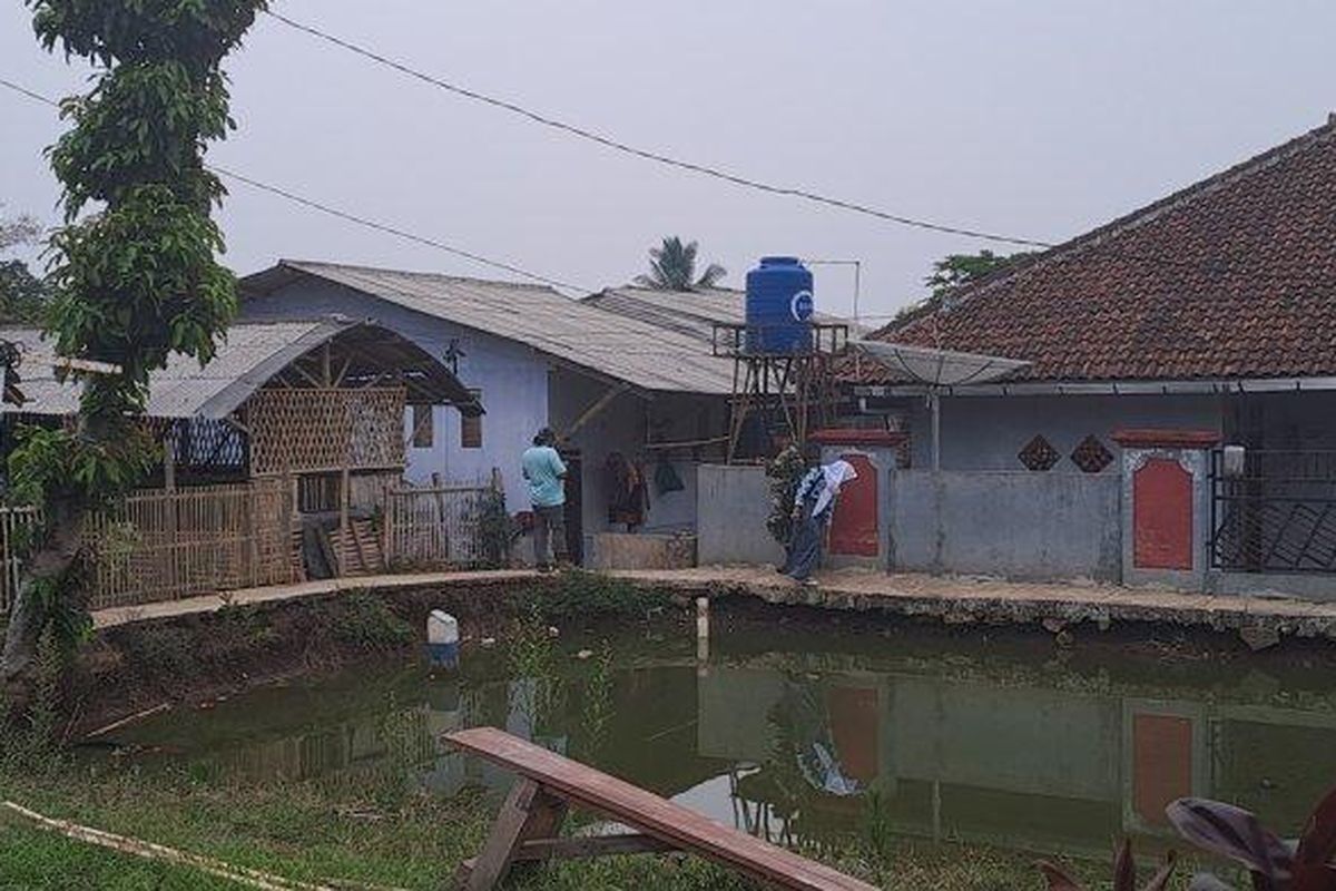 Situasi sesuai penangkapan dua terduga teroris di Kampung Gunungbatu, Desa Kebonpedes, Kecamatan Kebonpede, Kabupaten Sukabumi, Jumat (27/10/2023). 