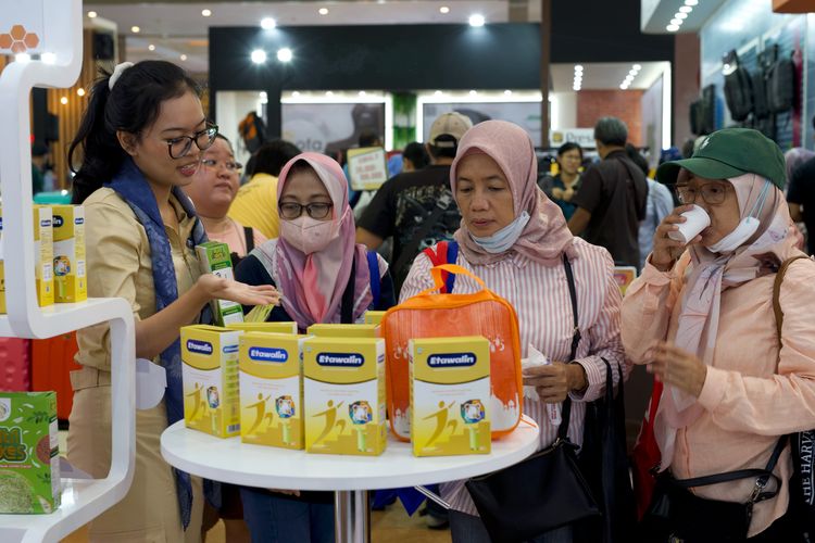 Ethos promosikan produk kesehatan herbal pada pengunjung dalam pameran Jakarta Fair 2023 atau PRJ.
