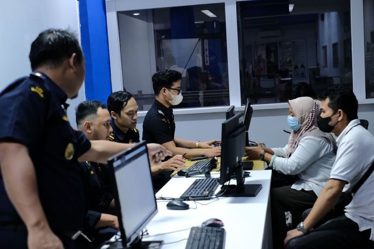 Kantor Pelyanan Utama (KPU) Bea Cukai Tipe B Batam melakukan peningkatan pengawasan barang penumpang dari luar negeri. Salah satu hal yang menjadi titik perhatian adalah registrasi IMEI handphone, komputer genggam, dan tablet (HKT).