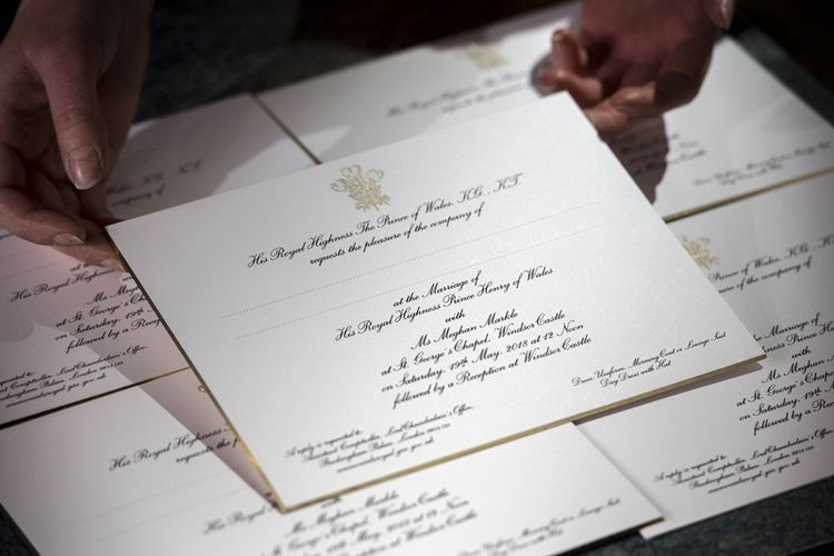 Undangan pernikahan Pangeran Harry dan Meghan Markle digambarkan yang dicetak oleh perusahaan Barnard dan Westwood di London, Inggris, Kamis (22/3/2018). (AFP/POOL/Victoria Jones)
