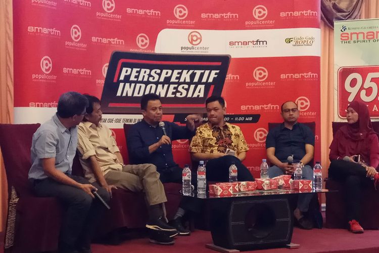 Pengamat politik Rocky Gerung, Penulis dan Pegiat Media Sosial AS Laksana, Moderator Ichsan Loulembah, Anggota komisi II DPR RI dari fraksi Partai Golkar Ace Hasan Syadzily, pengamat Hukum Tata Negara Andi Syafrani, dan Ketua Masyarakat Anti Fitnah Indonesia (Mafindo) cabang Jakarta, Astari Yanuarti dalam diskusi bertajuk Bisnis dan Politik Hoax? di bilangan Menteng, Jakarta Pusat, Sabtu (26/8/2017).