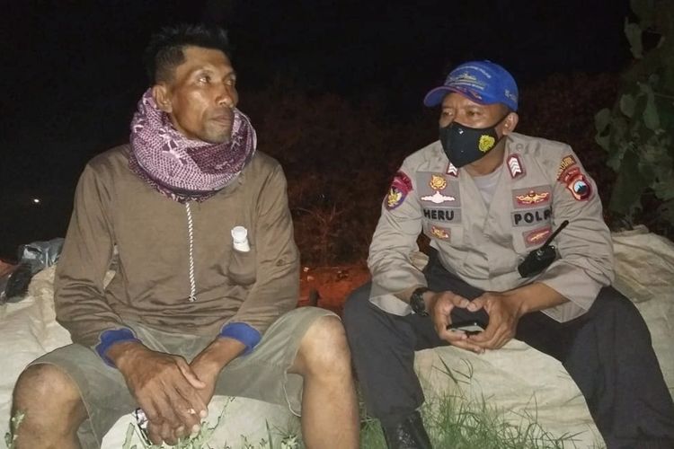 Lasimun (50) dan Lasiman (46), dua nelayan yang selamat usai perahunya terbalik di sekitar border perbatasan perairan Ayah, Kebumen, Jawa Tengah, Selasa (18/5/2021) malam pukul 19.30 WIB.