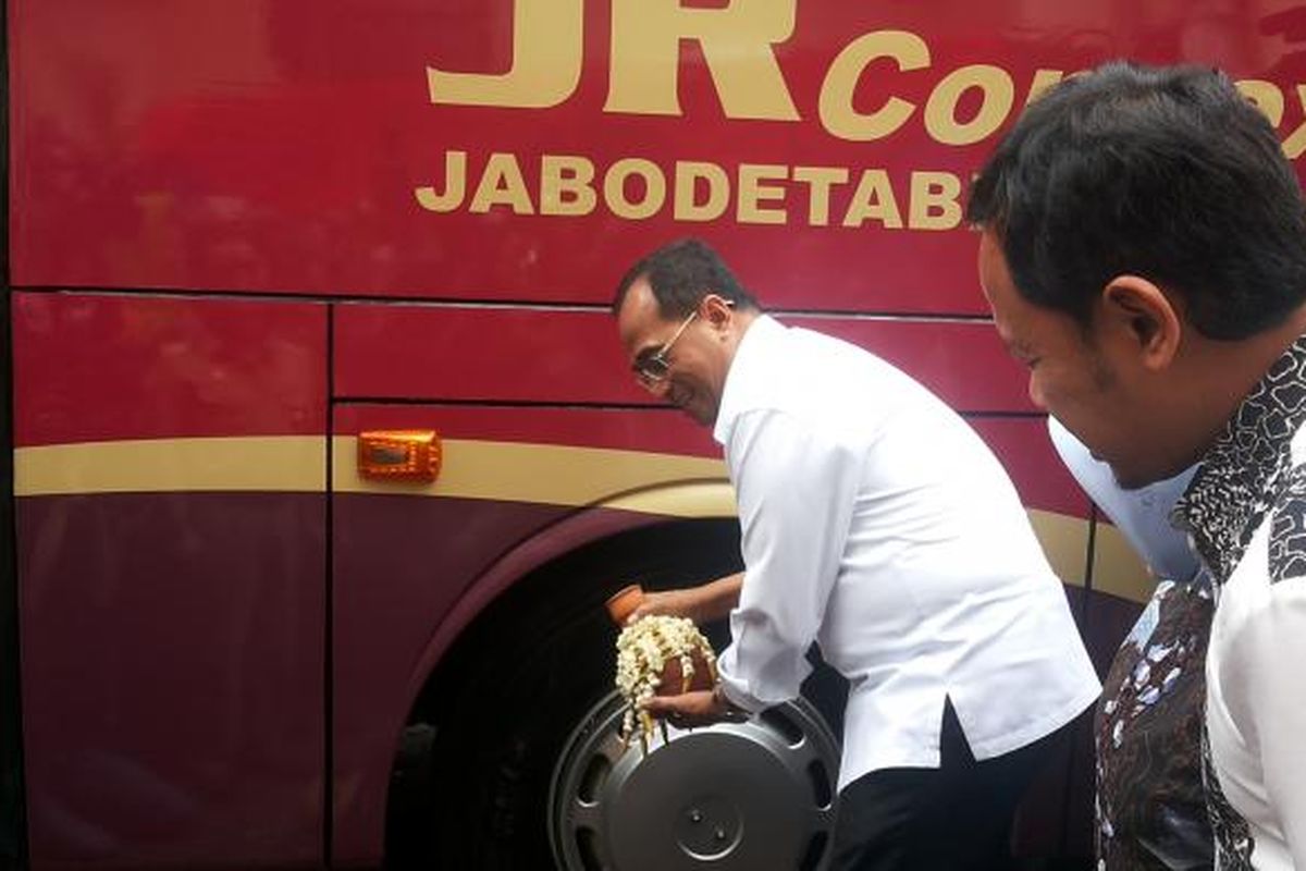 Menteri Perhubungan Budi Karya Sumadi melakukan ritual pecah kendi yang menandai mulai beroperasinya layanan bus Jabodetabek Residence (JR) Connexion di ITC Mangga Dua, Jakarta Utara, Selasa (14/2/2017)