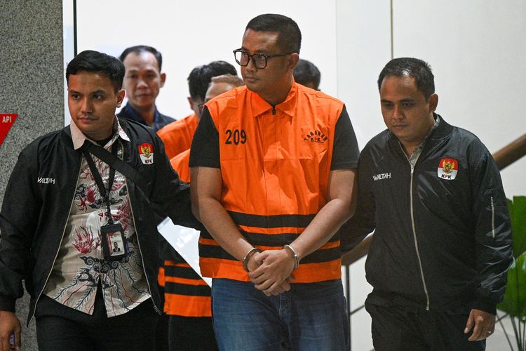Korupsi Bupati Klaten: Untuk Bayar Utang Pilkada hingga Simpan Ratusan Juta dalam Tong