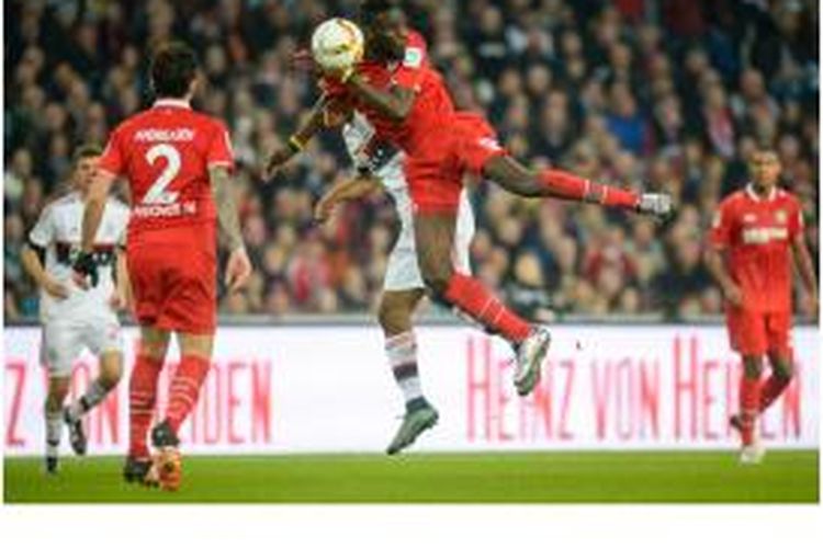 Gelandang Hanover asal Senegal, Salif Sane (tengah), berebut bola dengan bek Bayern Muenchen, Jerome Boateng, pada laga Bundesliga di Hanover, Sabtu (19/12/2015).